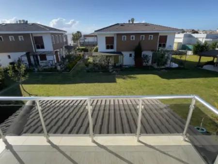 Çeşme Yalı Mah.de Bahçeli Site İçerisinde Satılık 3+1 Villa