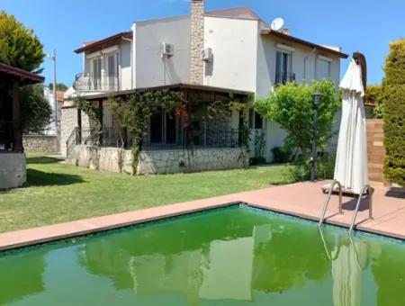 Çeşme Alaçatı Çamlık Yola Yakın Ortak Havuzlu Satılık 5+1 Villa