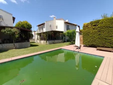 Çeşme Alaçatı Çamlık Yola Yakın Ortak Havuzlu Satılık 5+1 Villa