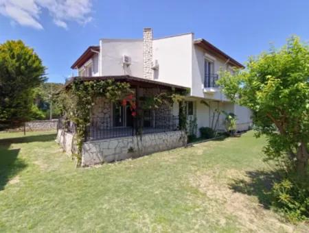 Çeşme Alaçatı Çamlık Yola Yakın Ortak Havuzlu Satılık 5+1 Villa