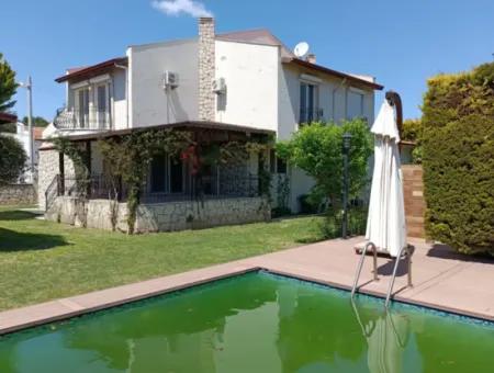 Çeşme Alaçatı Çamlık Yola Yakın Ortak Havuzlu Satılık 5+1 Villa