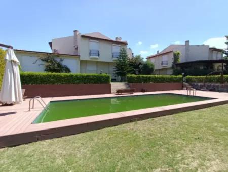 Çeşme Alaçatı Çamlık Yola Yakın Ortak Havuzlu Satılık 5+1 Villa