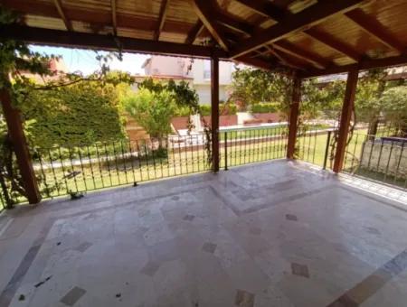 Çeşme Alaçatı Çamlık Yola Yakın Ortak Havuzlu Satılık 5+1 Villa