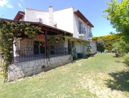 Çeşme Alaçatı Çamlık Yola Yakın Ortak Havuzlu Satılık 5+1 Villa