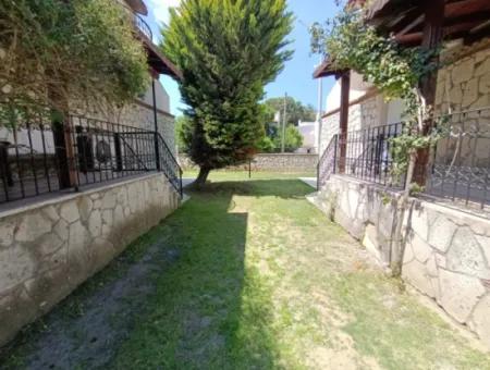Çeşme Alaçatı Çamlık Yola Yakın Ortak Havuzlu Satılık 5+1 Villa