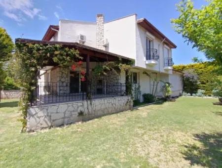 Çeşme Alaçatı Çamlık Yola Yakın Ortak Havuzlu Satılık 5+1 Villa