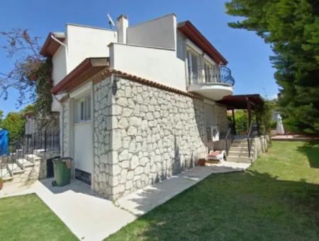 Çeşme Alaçatı Çamlık Yola Yakın Ortak Havuzlu Satılık 5+1 Villa