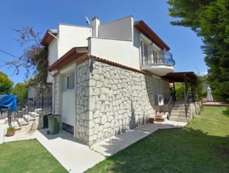 Çeşme Alaçatı Çamlık Yola Yakın Ortak Havuzlu Satılık 5+1 Villa
