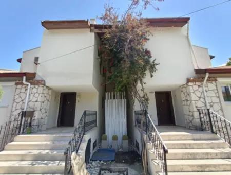 Çeşme Alaçatı Çamlık Yola Yakın Ortak Havuzlu Satılık 5+1 Villa