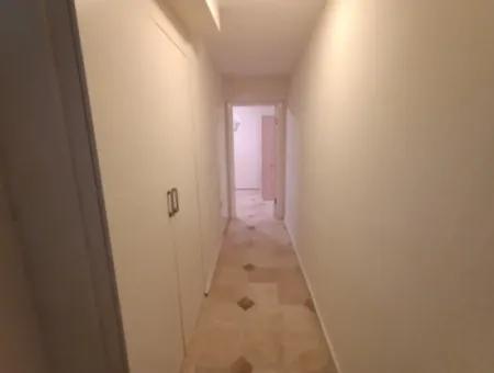 Çeşme Alaçatı Çamlık Yola Yakın Ortak Havuzlu Satılık 5+1 Villa