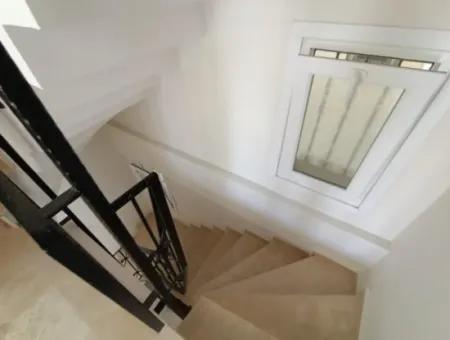 Çeşme Alaçatı Çamlık Yola Yakın Ortak Havuzlu Satılık 5+1 Villa
