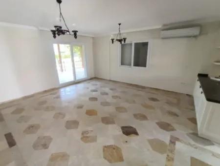 Çeşme Alaçatı Çamlık Yola Yakın Ortak Havuzlu Satılık 5+1 Villa