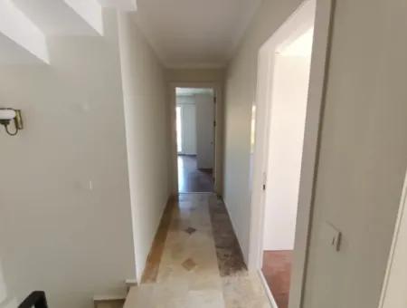Çeşme Alaçatı Çamlık Yola Yakın Ortak Havuzlu Satılık 5+1 Villa