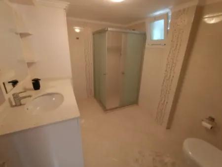 Çeşme Alaçatı Çamlık Yola Yakın Ortak Havuzlu Satılık 5+1 Villa