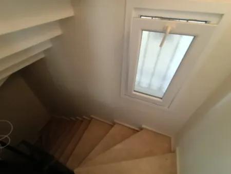 Çeşme Alaçatı Çamlık Yola Yakın Ortak Havuzlu Satılık 5+1 Villa
