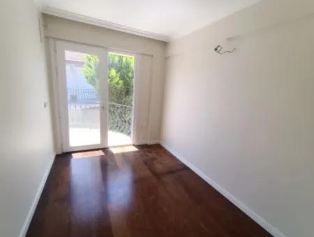 Çeşme Alaçatı Çamlık Yola Yakın Ortak Havuzlu Satılık 5+1 Villa