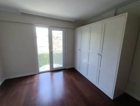 Çeşme Alaçatı Çamlık Yola Yakın Ortak Havuzlu Satılık 5+1 Villa