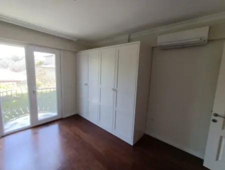 Çeşme Alaçatı Çamlık Yola Yakın Ortak Havuzlu Satılık 5+1 Villa