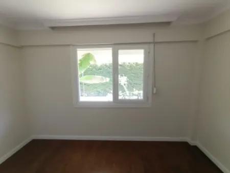 Çeşme Alaçatı Çamlık Yola Yakın Ortak Havuzlu Satılık 5+1 Villa