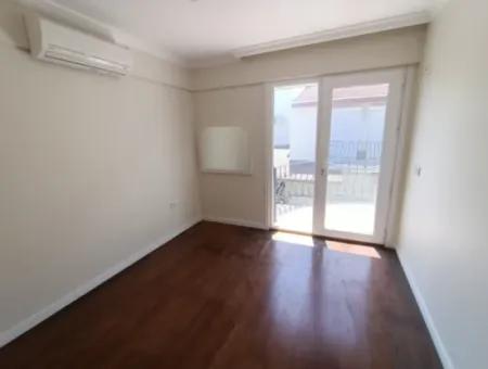 Çeşme Alaçatı Çamlık Yola Yakın Ortak Havuzlu Satılık 5+1 Villa