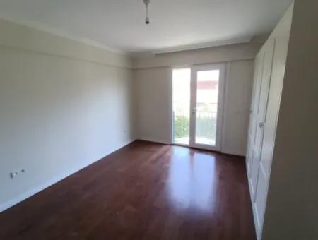 Çeşme Alaçatı Çamlık Yola Yakın Ortak Havuzlu Satılık 5+1 Villa