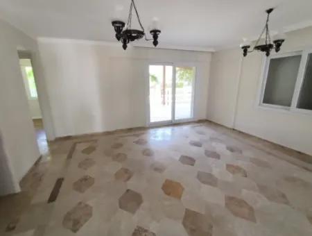 Çeşme Alaçatı Çamlık Yola Yakın Ortak Havuzlu Satılık 5+1 Villa