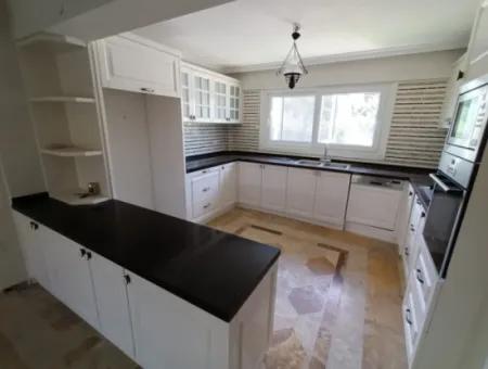 Çeşme Alaçatı Çamlık Yola Yakın Ortak Havuzlu Satılık 5+1 Villa