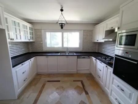 Çeşme Alaçatı Çamlık Yola Yakın Ortak Havuzlu Satılık 5+1 Villa