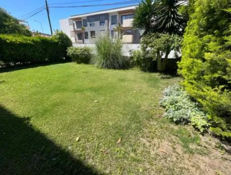 Çeşme Marinaya Yakın Geniş Bahçe Katı Sezonluk Kiralık 2+1 Daire