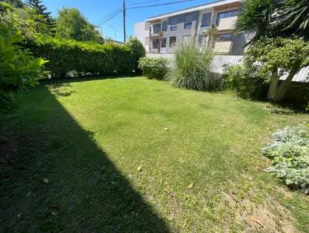 Çeşme Marinaya Yakın Geniş Bahçe Katı Sezonluk Kiralık 2+1 Daire