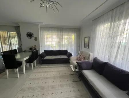 Çeşme Marinaya Yakın Geniş Bahçe Katı Sezonluk Kiralık 2+1 Daire