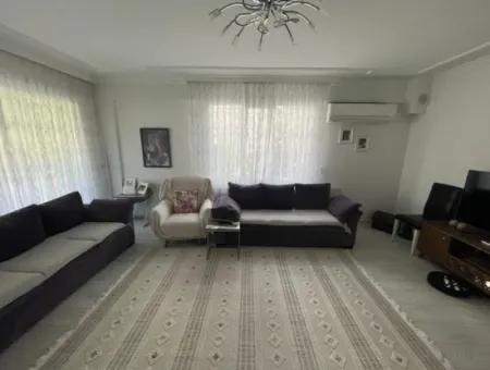 Çeşme Marinaya Yakın Geniş Bahçe Katı Sezonluk Kiralık 2+1 Daire