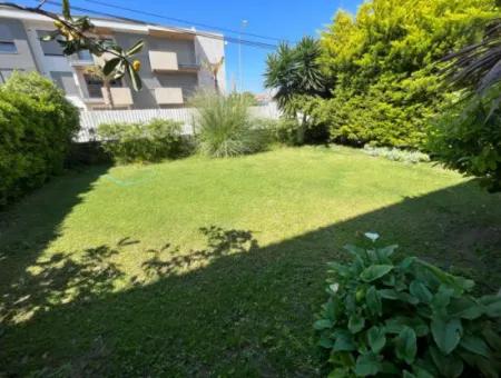 Çeşme Marinaya Yakın Geniş Bahçe Katı Sezonluk Kiralık 2+1 Daire