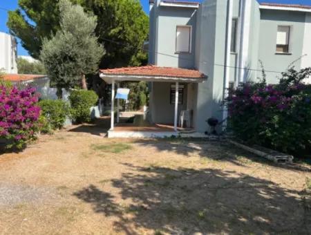 Çeşme Ilıca Altınyunus'ta Denize Çok Yakın Geniş Bahçeli Villa