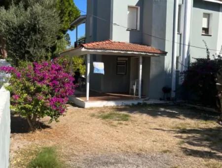 Çeşme Ilıca Altınyunus'ta Denize Çok Yakın Geniş Bahçeli Villa