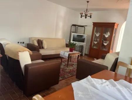 Çeşme Ilıca Altınyunus'ta Denize Çok Yakın Geniş Bahçeli Villa