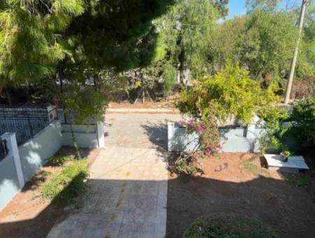 Çeşme Ilıca Altınyunus'ta Denize Çok Yakın Geniş Bahçeli Villa