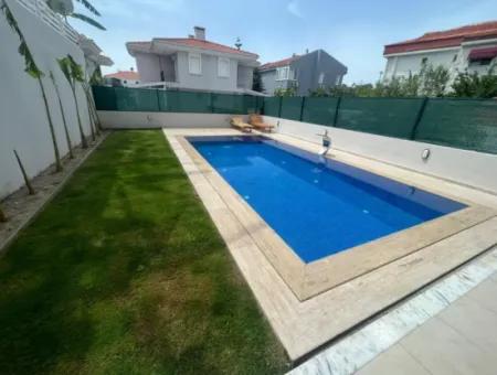 Çeşme Alaçatı'da Müstakil Havuzlu Sezonluk Kiralık 2+1 Daire