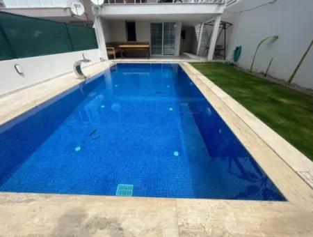 Çeşme Alaçatı'da Müstakil Havuzlu Sezonluk Kiralık 2+1 Daire