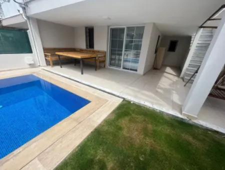 Çeşme Alaçatı'da Müstakil Havuzlu Sezonluk Kiralık 2+1 Daire
