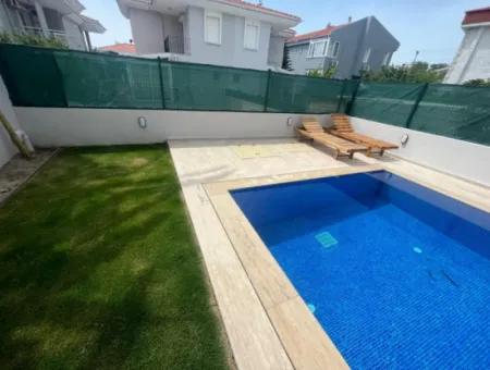 Çeşme Alaçatı'da Müstakil Havuzlu Sezonluk Kiralık 2+1 Daire