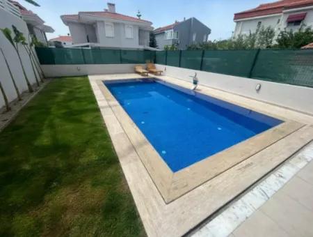 Çeşme Alaçatı'da Müstakil Havuzlu Sezonluk Kiralık 2+1 Daire