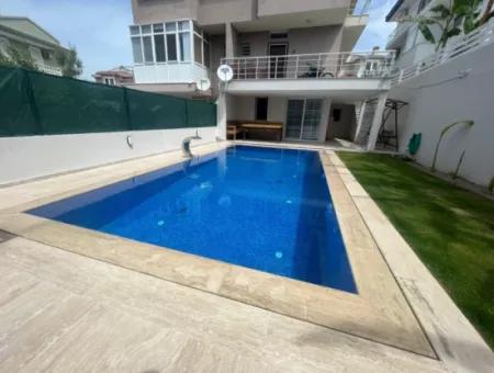 Çeşme Alaçatı'da Müstakil Havuzlu Sezonluk Kiralık 2+1 Daire