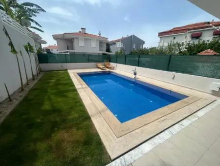Çeşme Alaçatı'da Müstakil Havuzlu Sezonluk Kiralık 2+1 Daire