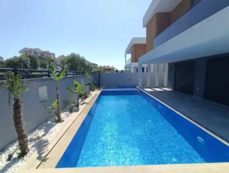 Çeşme Şifne'de Müstakil Havuzlu 4+1 Sıfır Lüx Villa