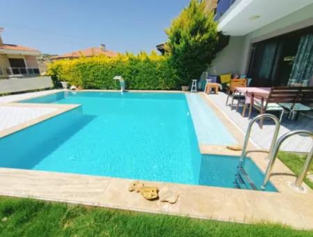 Çeşme'de Müstakil Havuzlu Aylık Kiralık Lüks Villa