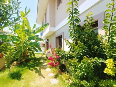 Çeşme'de Müstakil Havuzlu Aylık Kiralık Lüks Villa