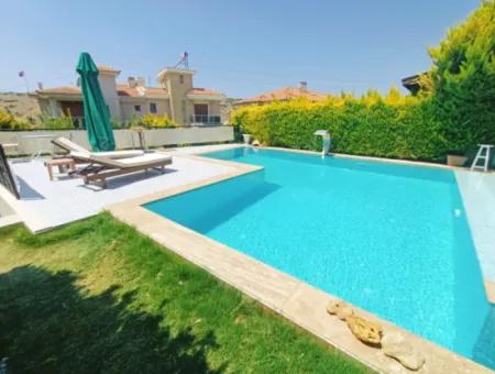 Çeşme'de Müstakil Havuzlu Aylık Kiralık Lüks Villa