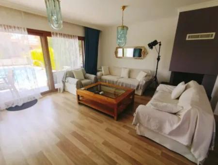 Çeşme'de Müstakil Havuzlu Aylık Kiralık Lüks Villa