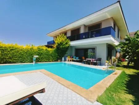 Çeşme'de Müstakil Havuzlu Aylık Kiralık Lüks Villa